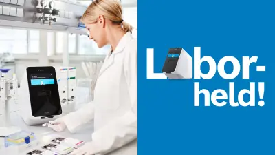 Eine Frau im weißen Kittel führt in einem Labor am Vivalytic Analyser einen Test durch. Sie ist gerade dabei, den Probencode zu scannen. Im Hintergrund ist ein Mann mit weißem Kittel zu sehen, der ebenfalls mit dem Vivalytic Analyser arbeitet.