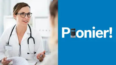 Eine Ärztin sitzt an einem Tisch und unterhält sich mit einer Frau, die leicht verschwommen von hinten zu sehen ist. Die Ärztin hat ein Klemmbrett mit Blättern vor sich.